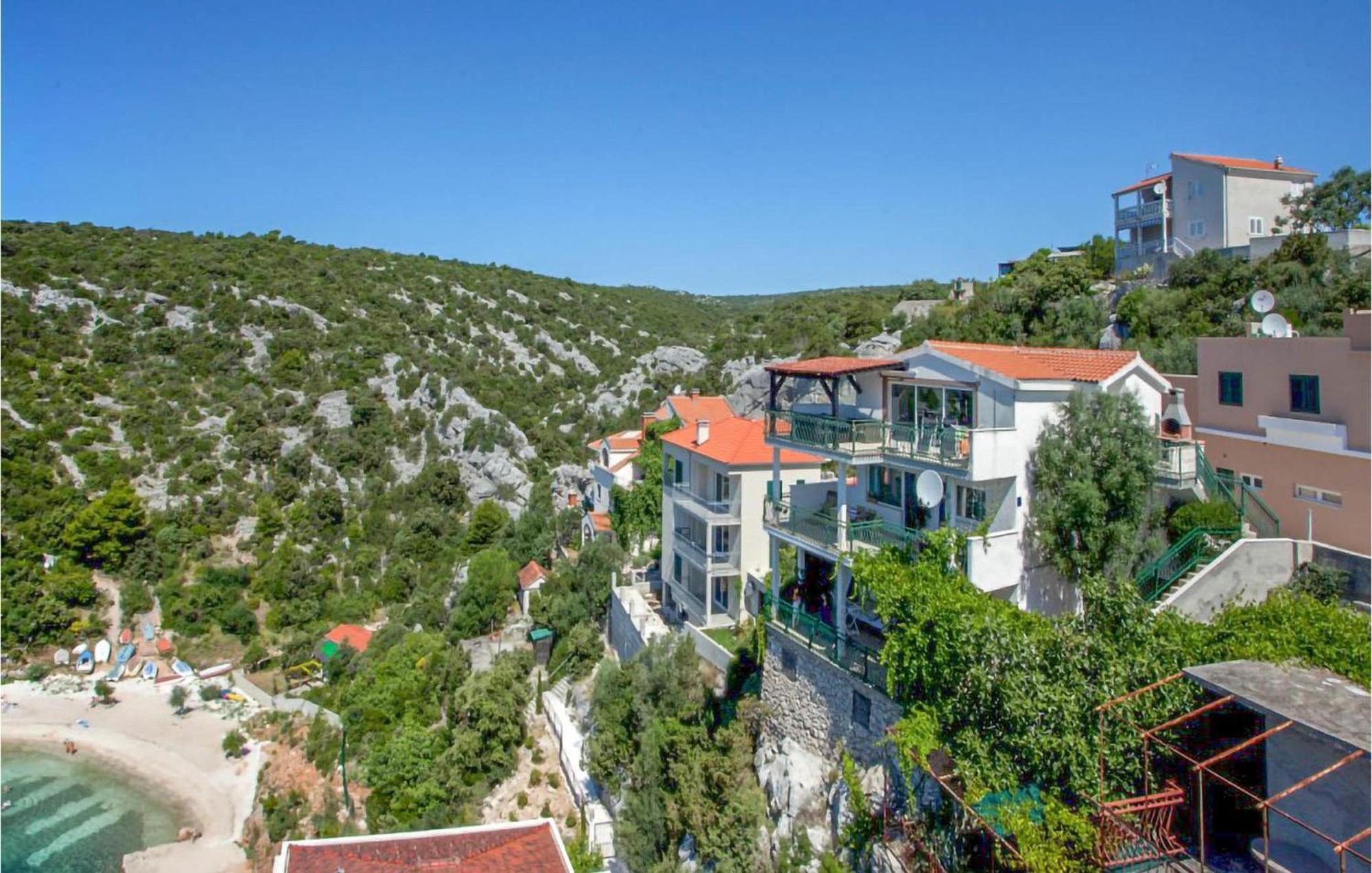2 Bedroom Lovely In Apartment *